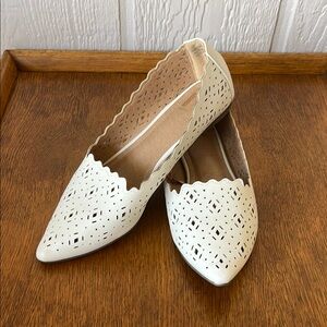 Report White Scalloped Flats